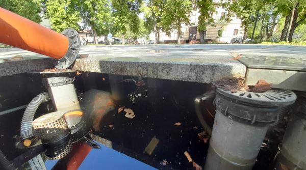 cosmar intr un par din cluj napoca initial am crezut ca am cazut intr un canal am suferit serioase leziuni la picioare si am solicitat ajutor la 112 foto