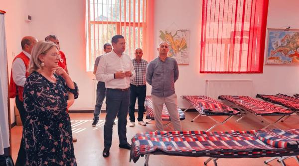 corneliu stefan presedintele consiliului judetean dambovita alaturi de sinistratii de la crevedia