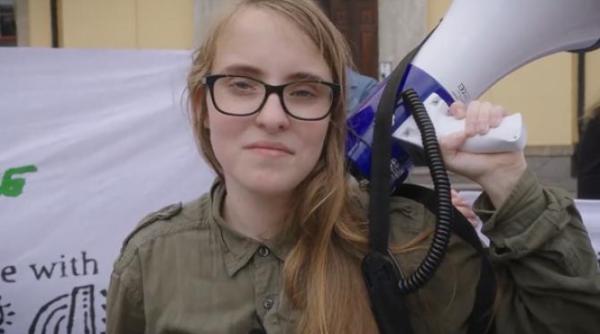 o tanara activista pentru mediu solicitare pentru greenpeace sa renunte la opozitia de moda veche fata de energia nucleara