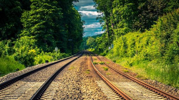 un politist si a dat viata pentru a salva un tanar electrocutat pe sinele de cale ferata