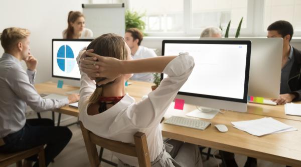 un studiu arata ca angajatii prefera 4 zile de munca pe saptamana managerii aleg un program flexibil si hibrid