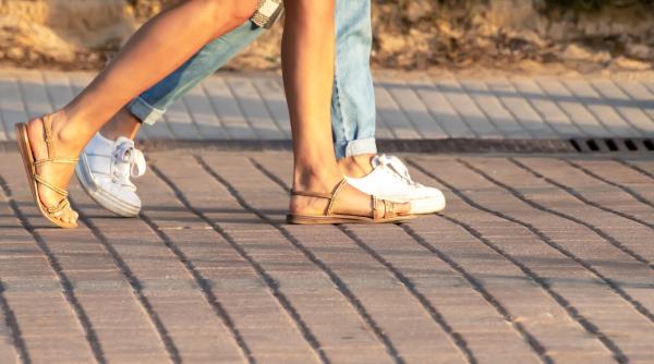 de ce sa nu te incalti niciodata in sandale atunci cand zbori cu avionul