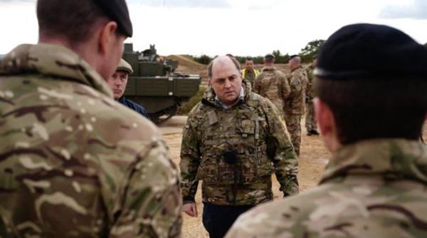 ministrul apararii din marea britanie inlocuit cu cel de al energiei ben wallace a fost in guvern timp de 8 ani