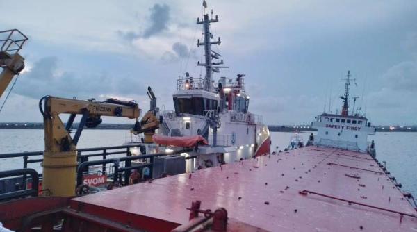 vesti bune din constanta puntea vaporului pe care ieri se aflau 8 oameni in pericol de scufundare a iesit de sub apa nava se redreseaza