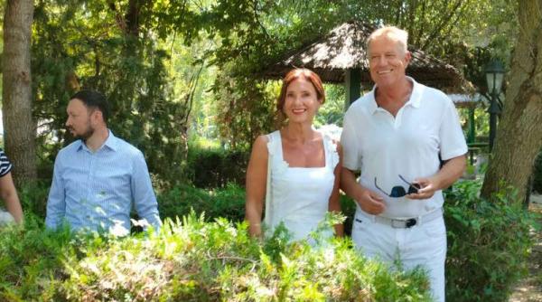 iohannis primul turist in stat alaturi de sotie in delta dunarii chirieac cred ca domnul presedinte vrea sa ne arate ca este un impatimit al vacantelor