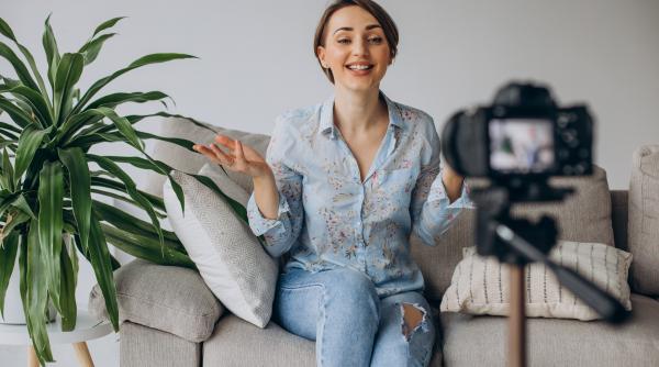 o femeie care dadea sfaturi pe youtube despre cresterea copiilor a fost arestata pentru ca si a infometat copiii