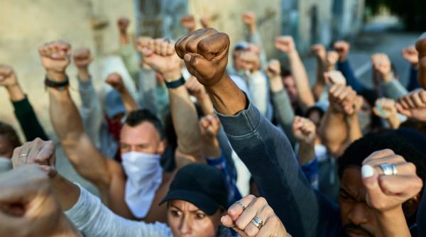 proteste pe ambele maluri ale dunarii cetatenii din giurgiu si ruse protesteaza impotriva construirii unui incinerator pentru deseuri biologice