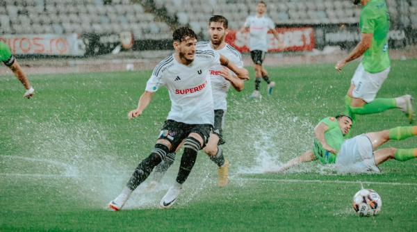 meciul fc universitatea cluj politehnica iasi intrerupt din cauza ploii torentiale reluat luni