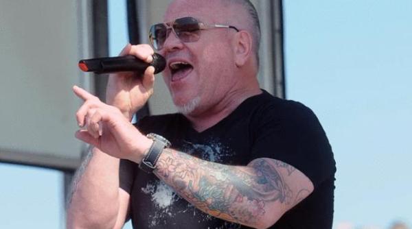 doliu in lumea muzicii steve harvell solistul smash mouth a murit la numai 56 de ani