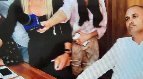 scandal la primaria crevedia primarul depasit de situatie sta si se uita pe telefon localnicii cer despagubiri