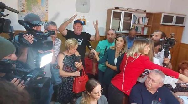 sosoaca circ la primaria crevedia pe nenorocirea oamenilor localnic aloo doamna deci noi suntem arsi lasati ne sa vorbim noi nu dvs video