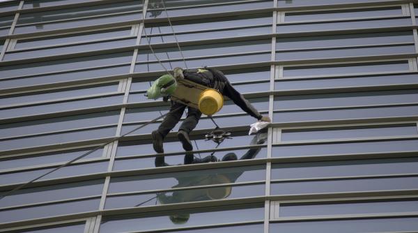 alpinist utilitar din galati la un pas de tragedie dupa ce o pensionara nemultumita a inceput sa traga de corzile de care barbatul atarna la etajul 11