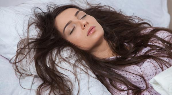 de ce nu e bine sa dormi cu parul ud