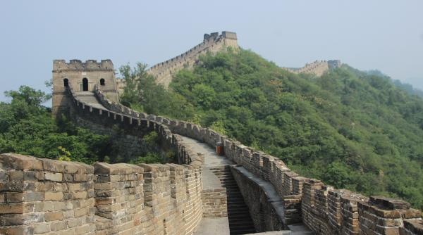 doua persoane au facut o gaura cu excavatorul in marele zid chinezesc pentru a crea o scurtatura