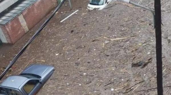 dupa ce a fost mistuita de flacari grecia este maturata de ciclonul daniel a fost inregistrat primul deces furtuna puternica de 10 ore au ramas fara energie electrica si fara internet