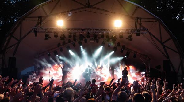 retraieste magia queen live at wembley stadium in aceasta seara la radiodcnews