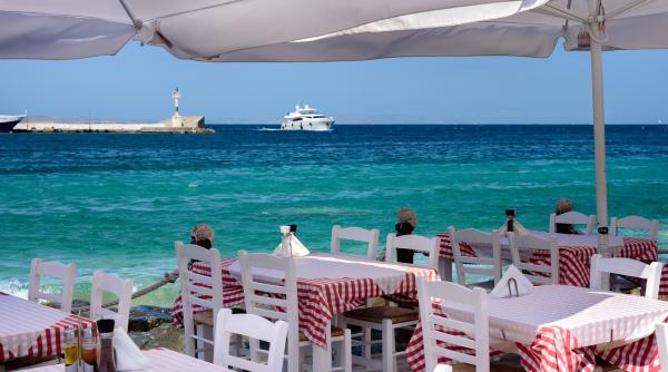 romanii la bustul gol din terasele din grecia tinta ironiilor nu sunteti in solarul de rosii de acasa