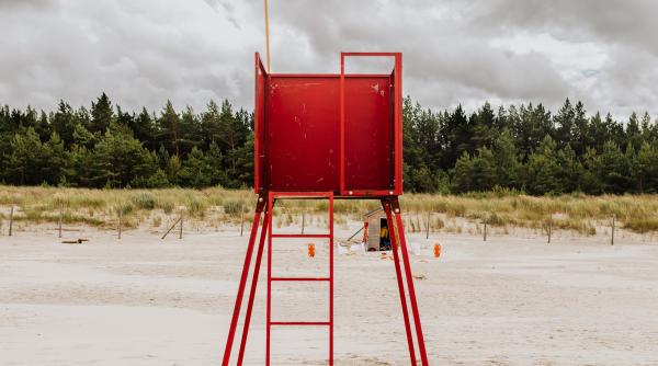 turist roman inecat in jupiter dupa ce a intrat in apa desi era steag rosu in strainatate oricine se baga in mare pe steag rosu e pe cont propriu