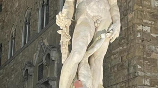 un turist german a stricat celebrul monument fantana lui neptun din florenta pentru un selfie