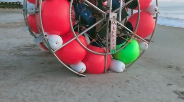 a incercat sa traverseze atlanticul cu o nava improvizata sub forma unei roti de hamster barbatul este la a treia incercare