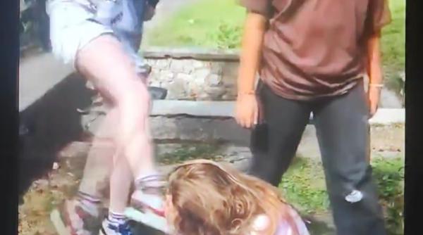 fata de 11 ani batuta de alte doua copile inclusa intr un program de consiliere psihologica