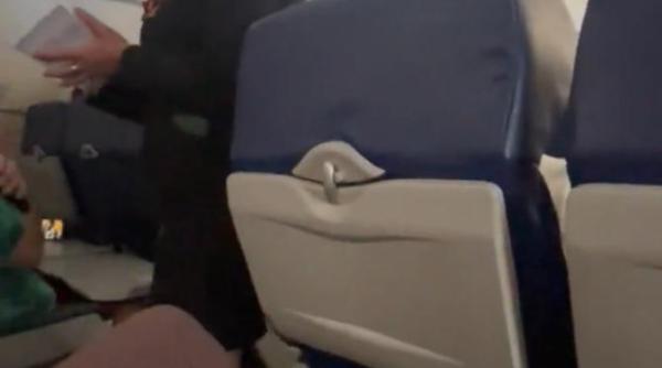 gest inexplicabil al unei insotitoare de zbor i a spus unei pasagere ca e prea dezbracata video