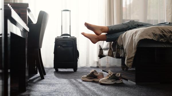 27 ani varsta medie la care romanii se muta din casa parintilor e cea mai scazuta din ultimii 10 ani