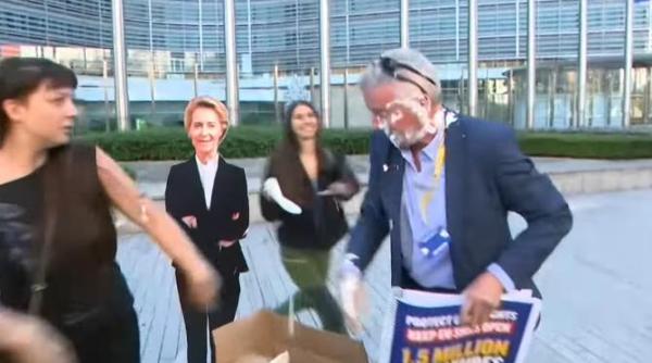 activistii de mediu i au aruncat sefului ryanair o placinta cu frisca in fata totul s a intamplat in fata sediului comisiei europene video