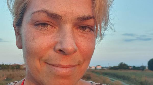 atata tam tam am soarele am cerul instelat suntem fericite dana coteanu alias marijuana face lumina dupa ce s a zvonit ca traieste intr un container la mare fara gaze si curent