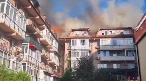 incendiu puternic la mansarda unui bloc din craiova update focul s a extins si la al treilea bloc video