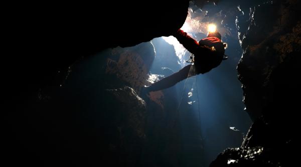 mister pe fundul oceanului pacific un glob auriu ridica semne de intrebare ceva a incercat sa intre sau sa iasa