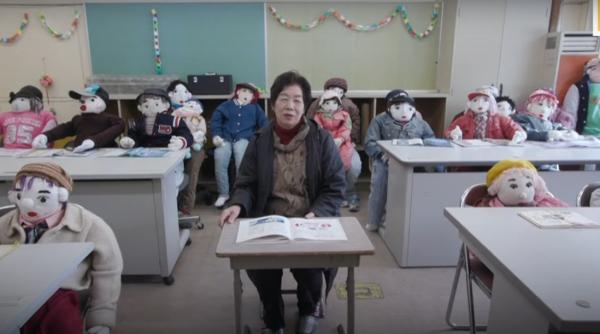 satul din japonia unde oamenii au fost inlocuiti de papusi