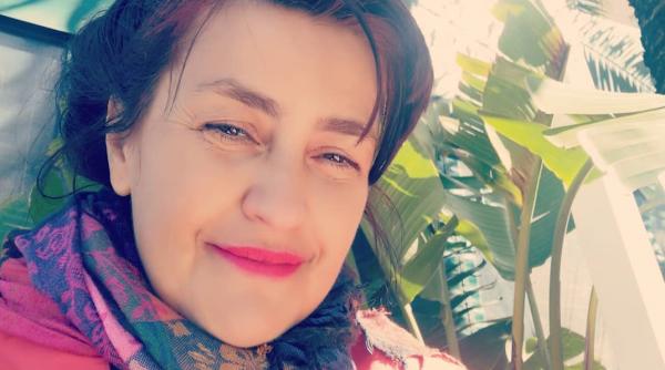 sunt obligata sa inot imbracata din cap pana in picioare cum se simte rona hartner dupa ce a fost externata oboseste inima foarte tare