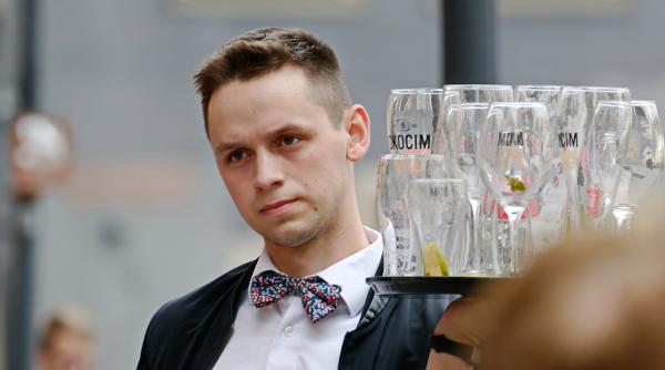 tara din europa in care un ospatar poate castiga 17 000 de euro pe luna