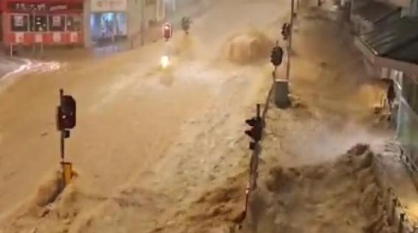 inundatiile au facut dezastru in hong kong dupa cea mai abundenta ploaie din ultimii 139 de ani precipitatile au inundat strazile si statiile de metrou video
