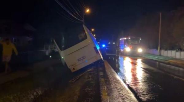 un autocar cu 30 de pasageri s a rasturnat in urma unui accident video