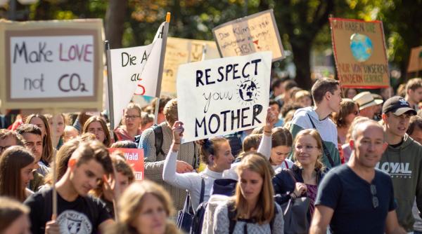 interventie in forta in tarile de jos activistii pentru clima au fost dispersati cu tunuri cu apa si 2 400 de persoane au fost arestate video