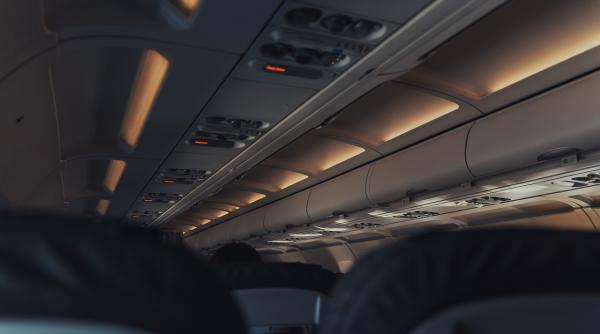 motivul pentru care insotitorii de bord sting luminile atunci cand avionul aterizeaza