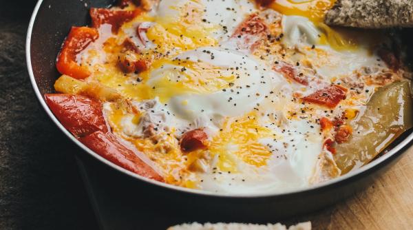 oua cu pancetta si rosii cherry reteta ideala de mic dejun