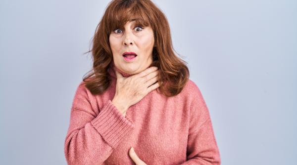 ce faci daca esti singur si te ineci cu mancare crina neagu cu spatele drept faci asta de 3 5 ori acelasi efect ca manevra heimlich