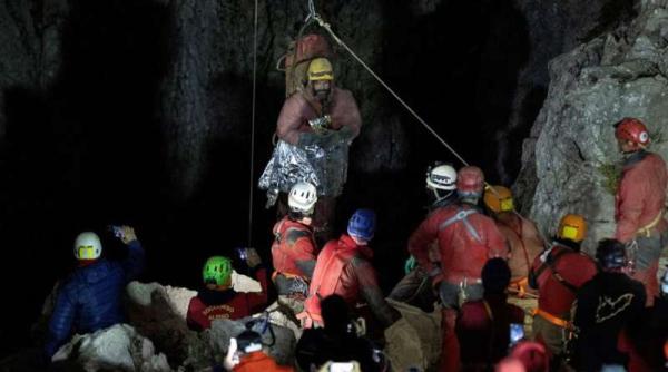 dupa 9 zile de suferinta un speolog american a fost salvat dintr o pestera