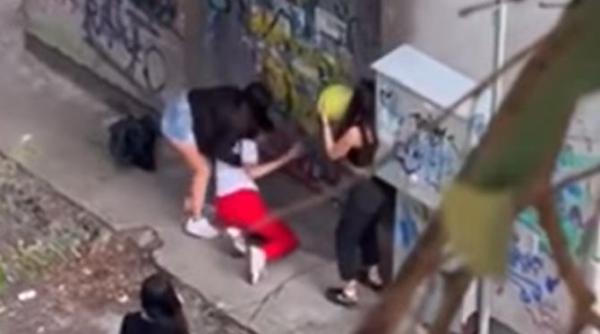 eleve surprinse in timp ce se drogau din baloane in spatele scolii cu gaz ilariant politia sustine ca imaginile nu sunt din romania video