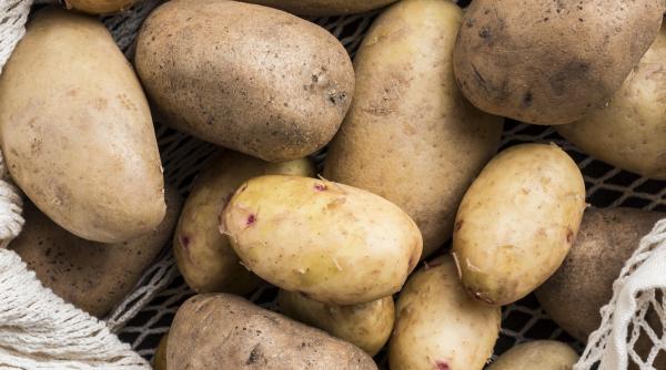 ce a gasit o femeie din alba in sacul de cartofi cumparat de la supermarket video