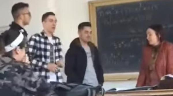 clip viral cu un elev din pitesti care ii spune profesoarei ca ii face catalogul guler video