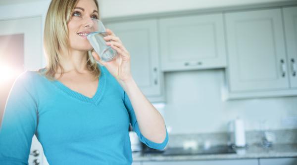 de ce e bine sa bei apa calda dimineata pe stomacul gol