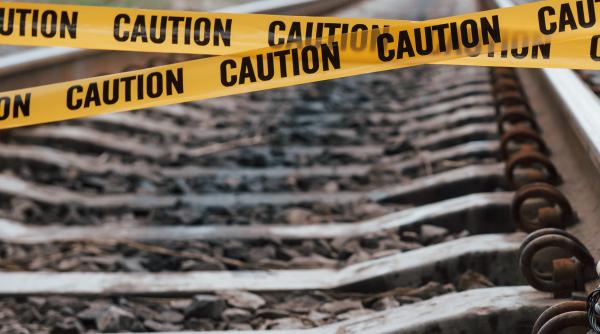 sase copii ramasi orfani dupa ce parintii lor au sfarsit intr un accident pe calea ferata