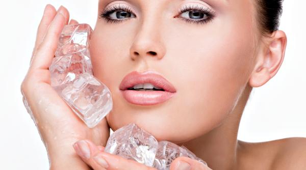 de ce sa ti freci fata cu un cub de gheata dimineata