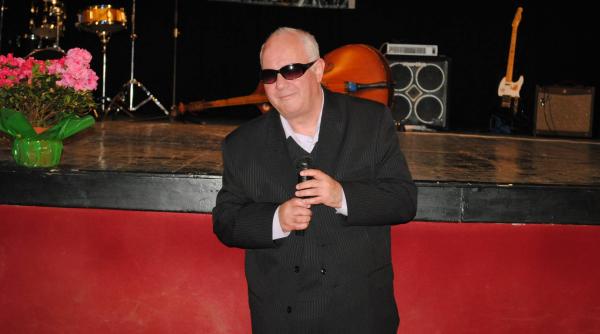 george nicolescu cunoscutul interpret de muzica usoara orb din nastere dependent de sotie si cand merge la baie inca nu port pampers