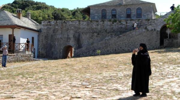 bataie intre calugari pe muntele athos un calugar roman a fost arestat
