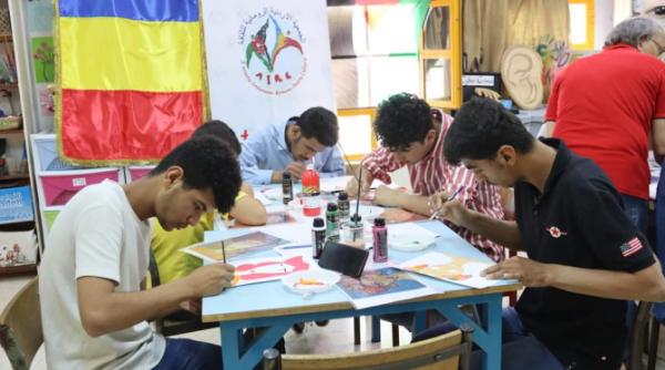 copiii invata alti copii cuvinte in limba romana le explica harta si culorile steagului romanesc geanina abul haija despre pastrarea identitatii romanesti in iordania video